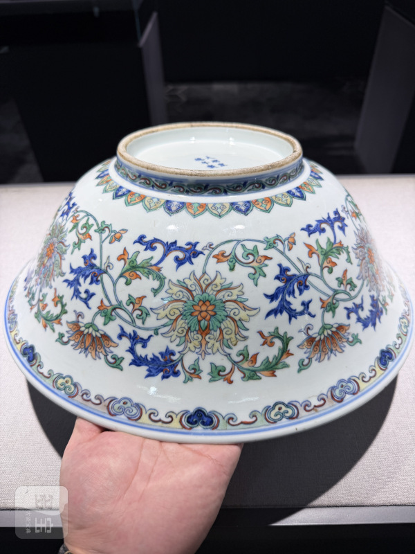 清乾隆 斗彩缠枝花卉大碗 - 图9